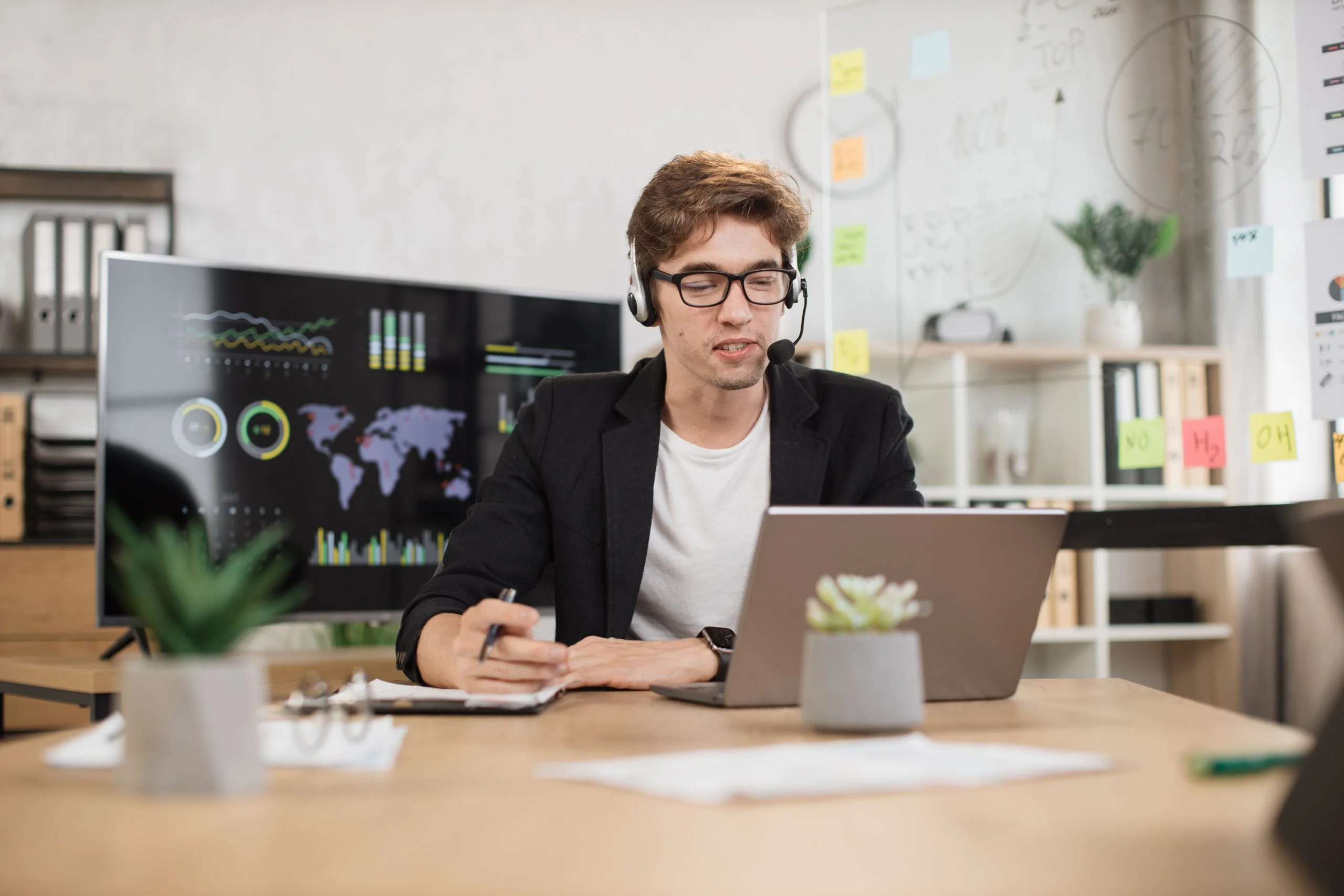 Experto SEO remoto analizando tráfico orgánico