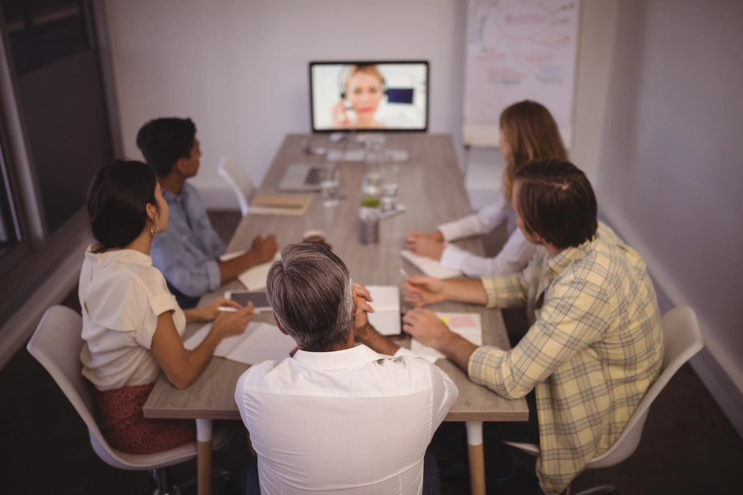 Community manager estratégico analizando métricas y comunidad digital para una empresa