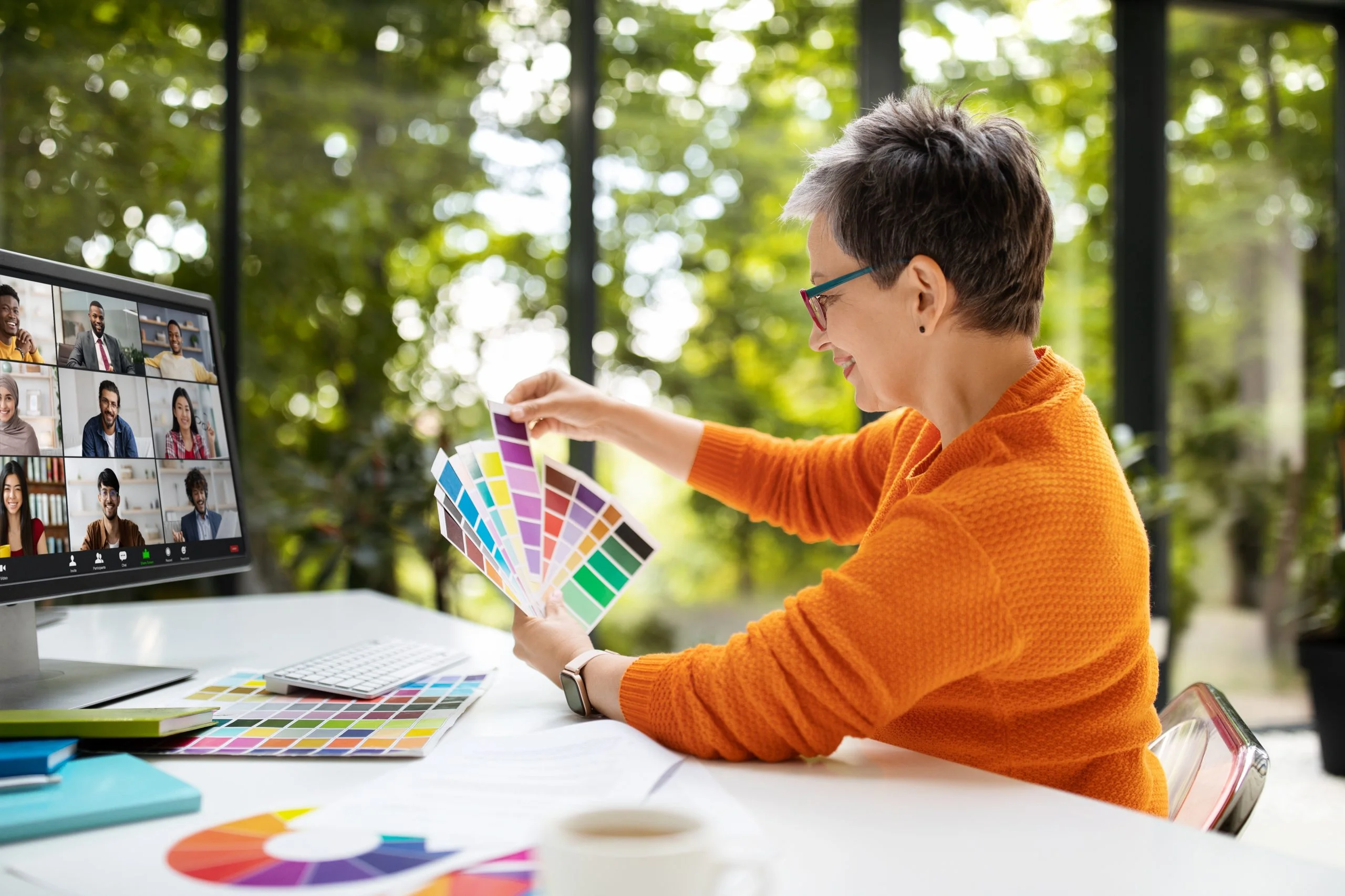 Diseñador gráfico creando contenido creativo para marca online