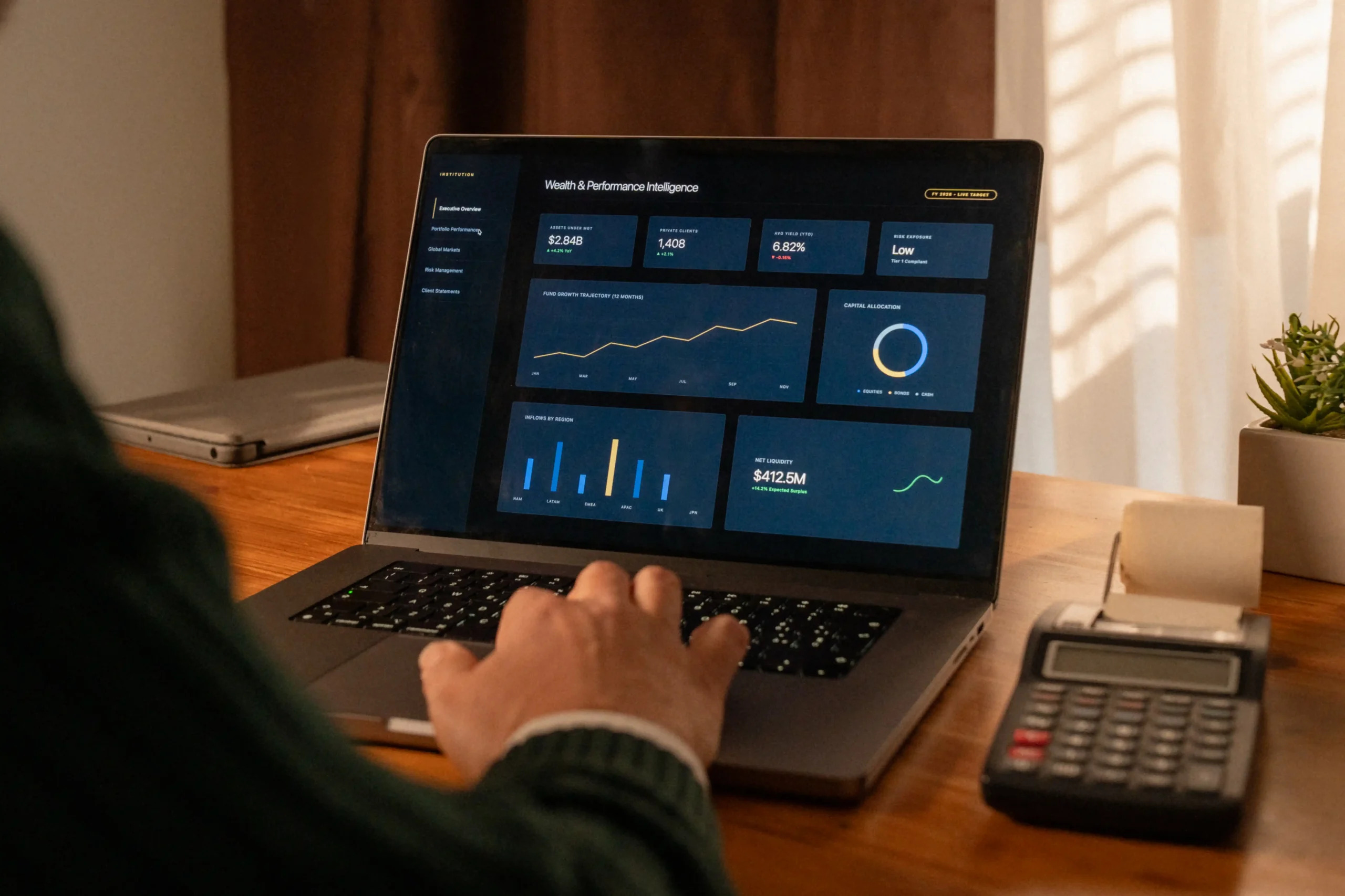 Contable administrativo remoto gestionando finanzas corporativas