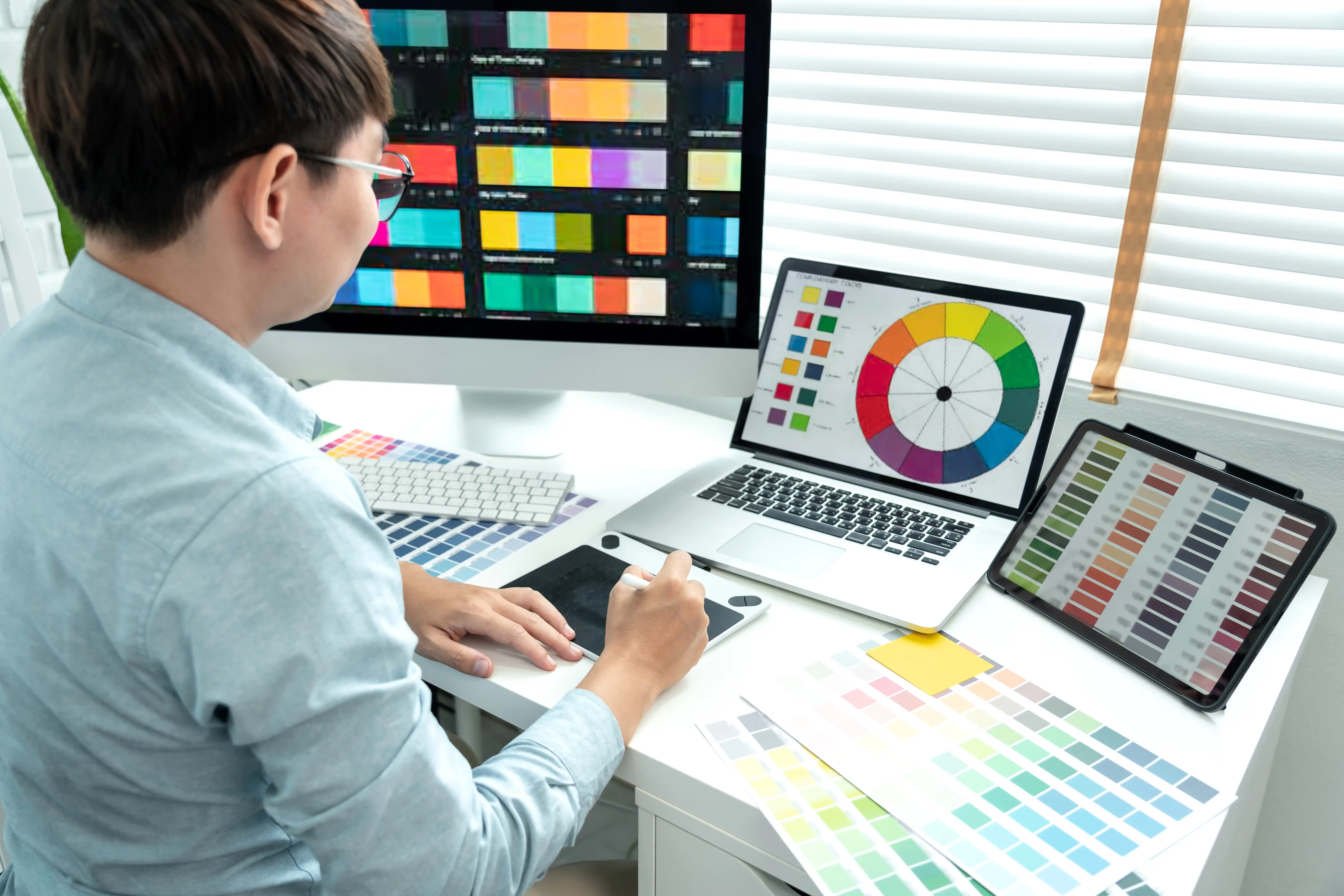 Diseñador gráfico creativo trabajando en branding y layouts corporativos