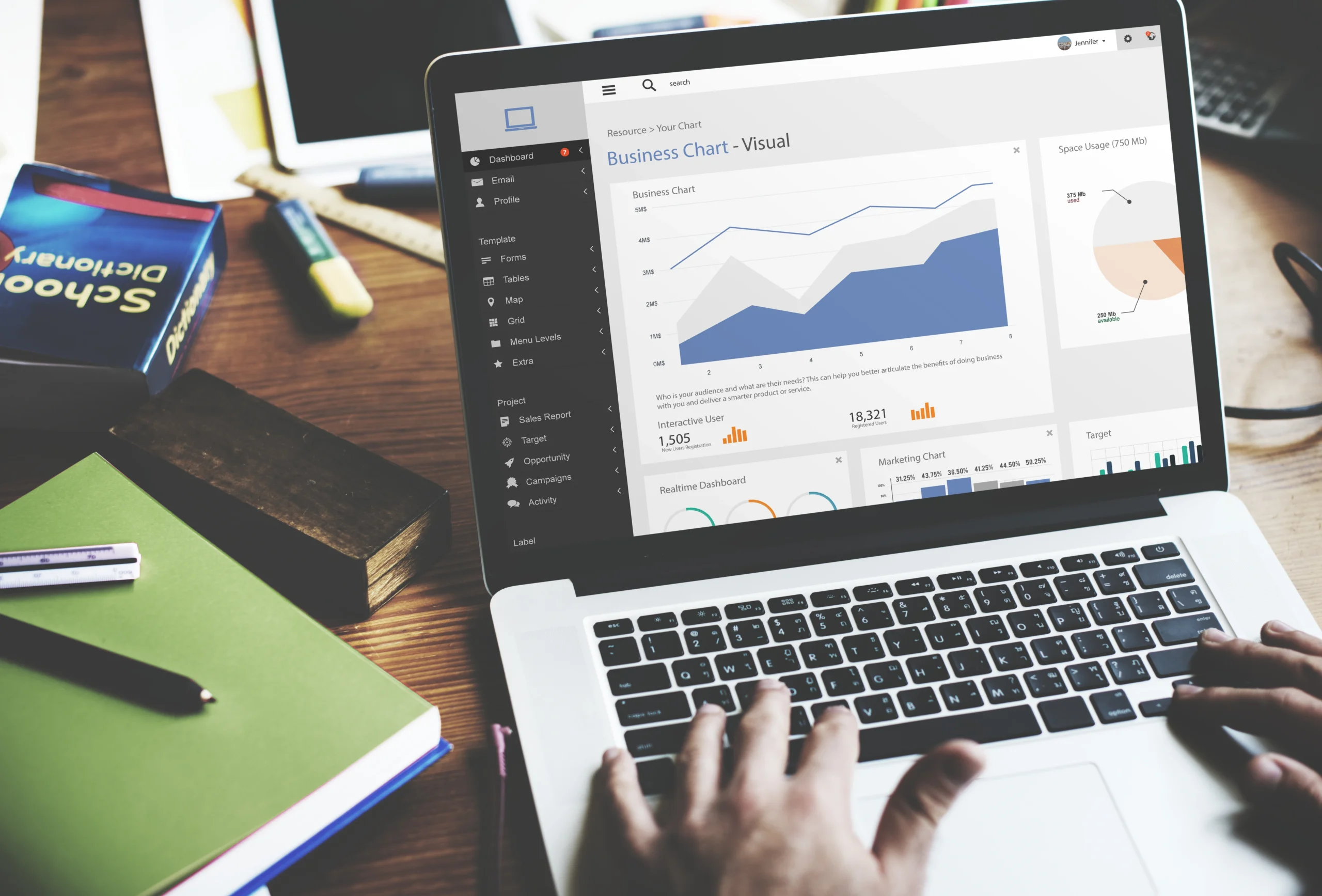 Experto SEO remoto analizando tráfico orgánico