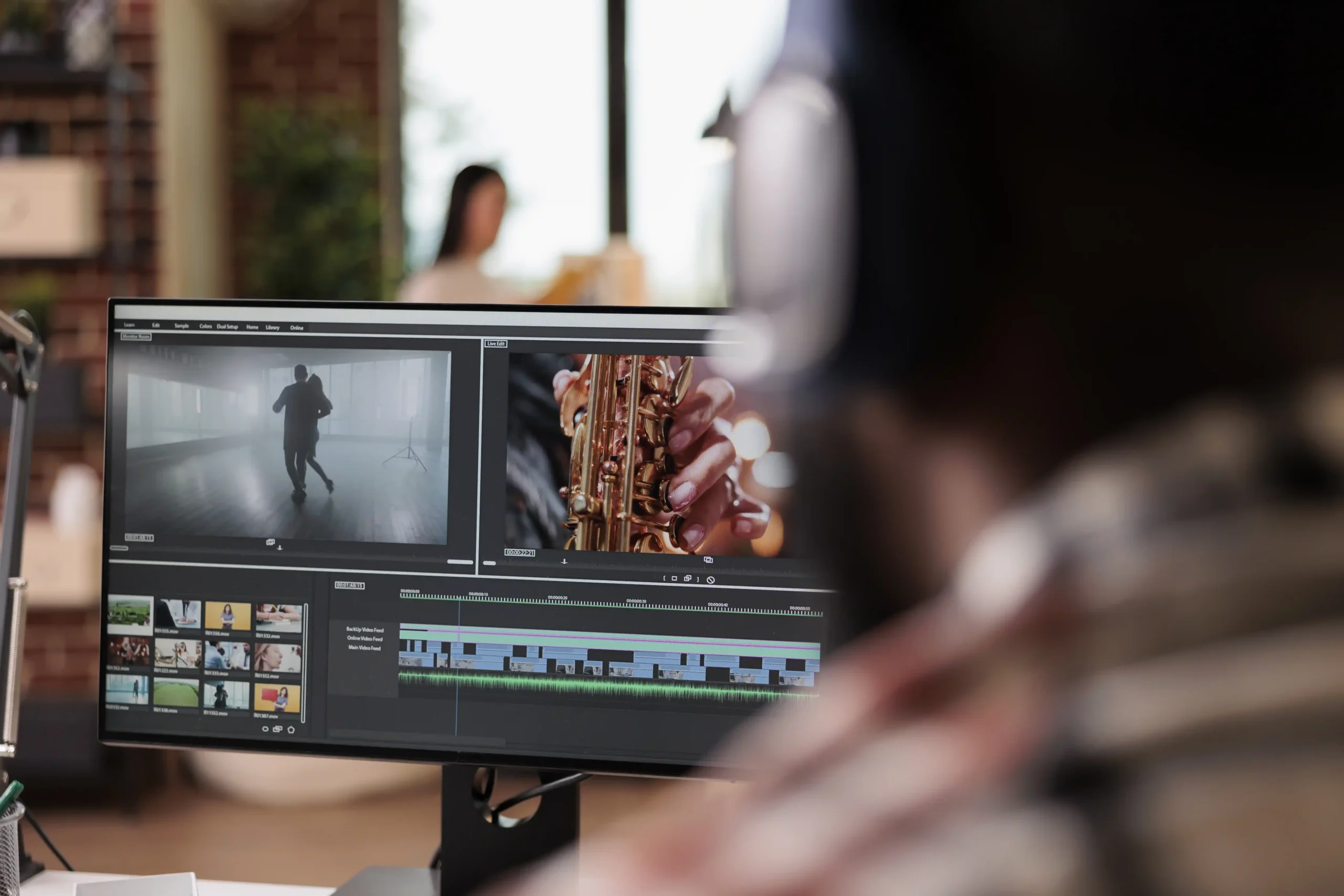 Editor de video profesional editando contenido para redes sociales y publicidad